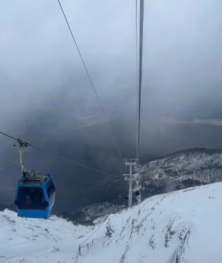 From the cable cars at Glacier Park, you can see the scenery below the 5,000-meter snowy mountains.