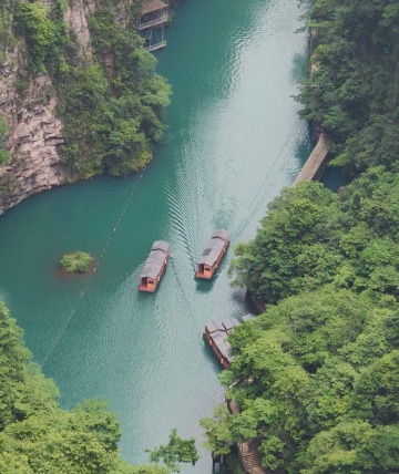 Overlooking the boats on the lake from above.