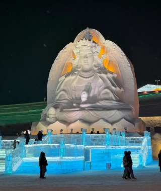 A snowman shaped like Jizo Bodhisattva at the Harbin Ice and Snow Festival.