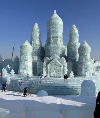 A towering ice castle in Russian style makes the visiting tourists look very small.