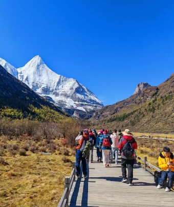 Tourists are visiting Daocheng Yading.