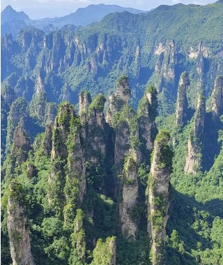 The peaks in the Dianjiangtai area are straight, but their tops are relatively rounded.