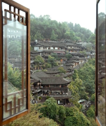 Opening the hotel window, the view outside is of the scenery of Furong Ancient Town.