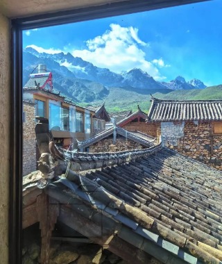 From the glass windows of a hotel in Jade Lake Village, you can see the distant Jade Dragon Snow Mountain.