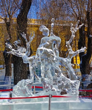 An ice sculpture depicting an ancient Chinese woman playing the pipa.