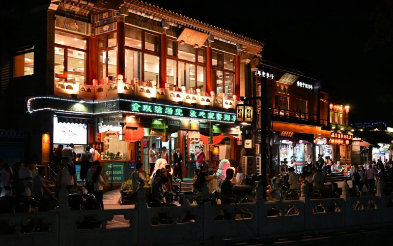 There are many customers waiting in line to dine at the entrance of the restaurant in China.