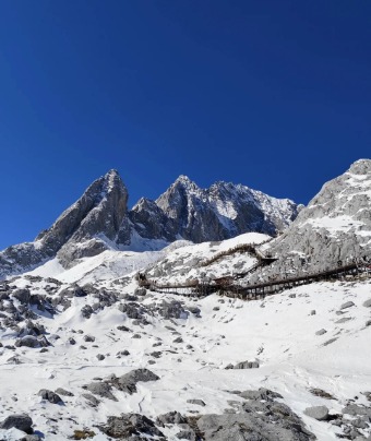 The peaks of Jade Dragon Snow Mountain are connected, creating a stunning sight.