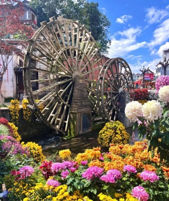 An ancient Chinese water wheel in Lijiang Old Town.