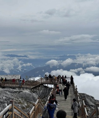 Looking down from the wooden walkway on Jade Dragon Snow Mountain, you can see a sea of clouds.