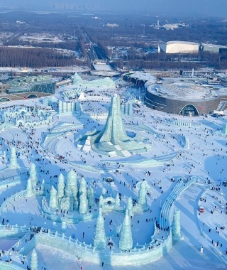 From the top of the ice Ferris wheel, you can overlook the panoramic view of Harbin's Ice and Snow World, filled with ice castles and structures.