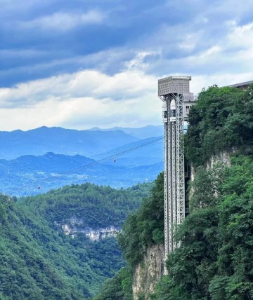 The natural scenery around the scenic elevator is very beautiful.