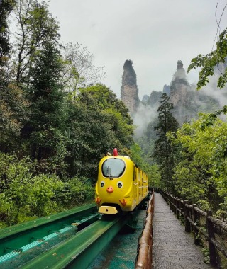 The sightseeing train along the Ten-Mile Gallery, shaped like a little chicken.