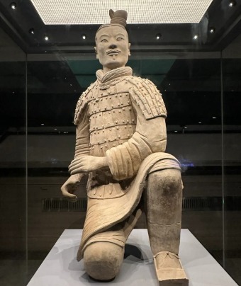 The kneeling statues at the Terracotta Army Museum.