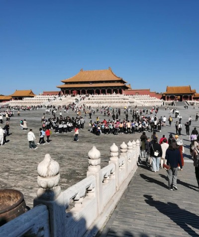 Many tourists are visiting the Forbidden City.