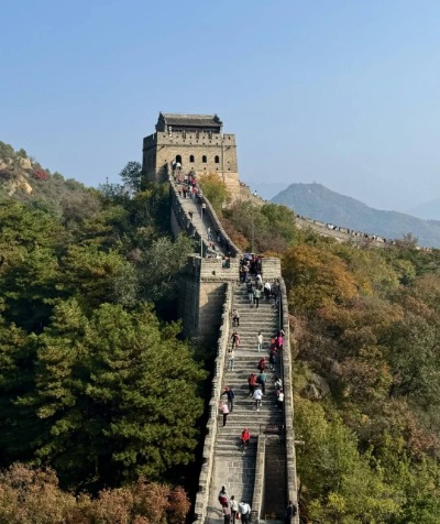 Tourists are climbing to the top of the Great Wall.