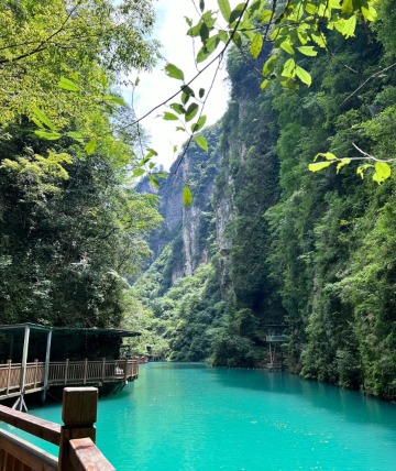 The lake in Zhangjiajie Grand Canyon is as blue as a sapphire.