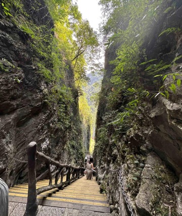 The walls are on both sides, and the width of the stairs in the middle is only two meters.