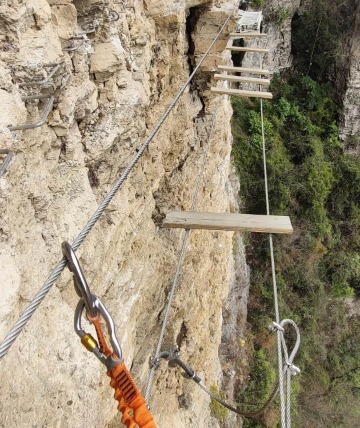 The iron chains on the cliff are extremely thrilling, and in some areas, there are no wooden planks to step on.