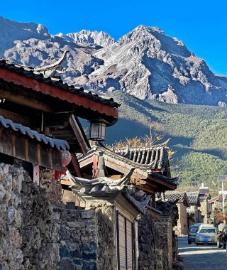 The buildings in Yuhu Village are very primitive, all hand-stacked with stones.