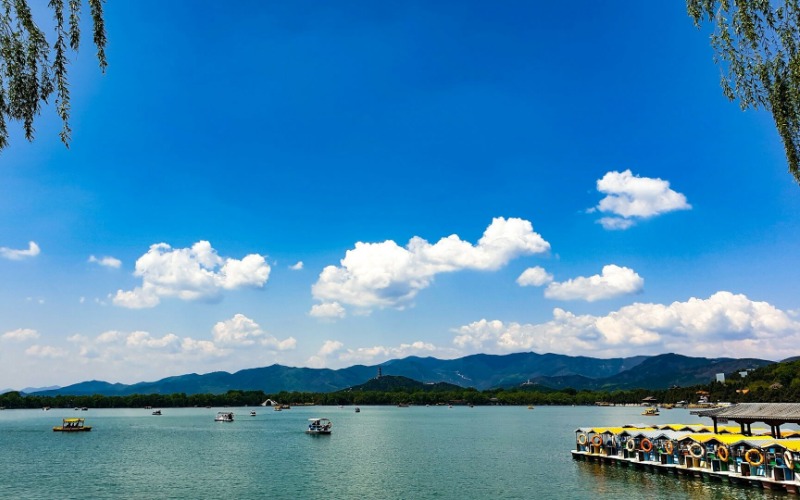 The sky in China is very clear, and the air is fresh.